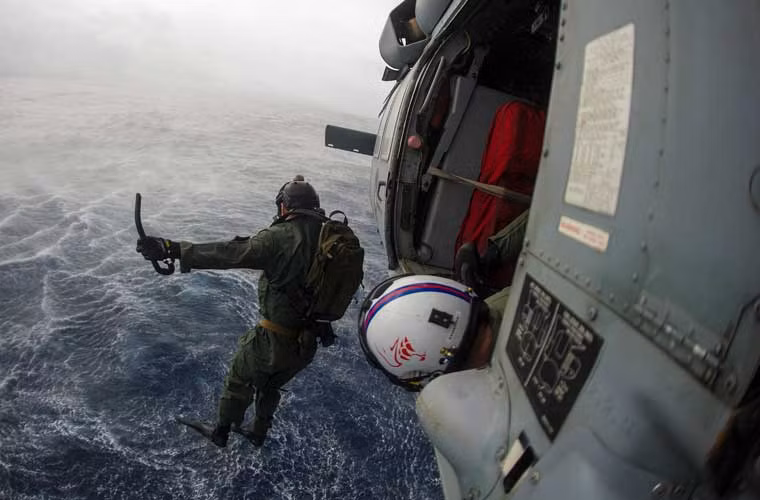 Thành viên đội rà phá bom mìn cơ động số 5 thuộc lực lượng tác chiến tàu sân bay USS George Washington (CVN-73) nhảy từ một chiếc MH-60S Seahawk trong hoạt động diễn tập phá mìn trên biển Coral.