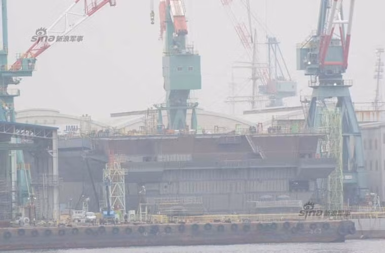 Tuần qua báo mạng Trung Quốc rộ lên thông tin, Nhật Bản sắp hoàn thành tàu sân bay lớp Izumo thứ hai (24DDH) có lượng giãn nước lên tới 27.000 tấn.