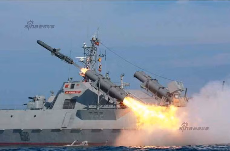 Triều Tiên tuần qua liên tiếp công bố nhiều hình ảnh quân sự ấn tượng, một trong số đó là bức ảnh nước này bắn thử nghiệm tên lửa diệt hạm thông minh từ tàu chiến hiện đại tự đóng hoàn toàn bằng công nghệ nội địa.