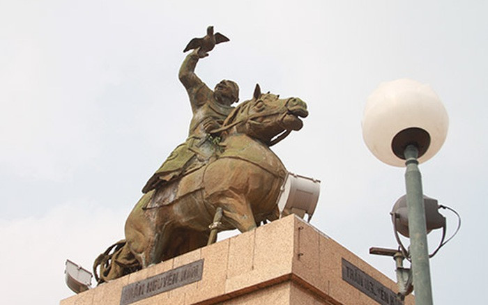 Trên đường lên kinh thành, ông tự trầm mình xuống bến Đông Hồ trên dòng sông Lô. Trước khi chết, ông nói: "Tôi với hoàng thượng cùng mưu cứu nước, cứu dân, nay sự nghiệp lớn đã thành, hoàng thượng nghe lời gièm mà hại tôi. Hoàng thiên có biết xin soi xét cho".