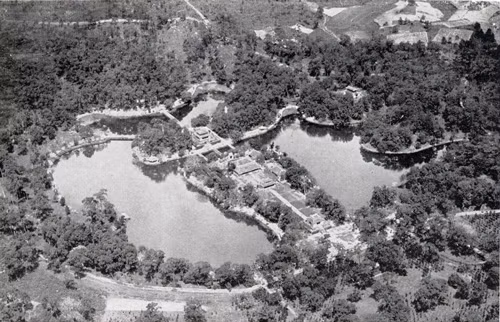 Theo nhiều nhà sử học, việc Minh Mạng có hậu cung đông phi tần, mỹ nữ thêm vào đó số lượng con cháu lớn trong gia tộc họ Nguyễn đã tạo nên gánh nặng cho quốc gia và vương triều. (Ảnh Lăng Minh Mạng). 