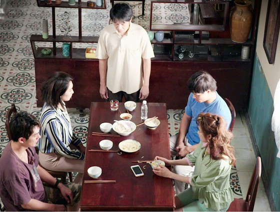 Thực tế, tựa đề bộ phim được lấy cảm hứng từ hình ảnh cây táo trong bài thơ Phố ta của nhà thơ Lưu Quang Vũ. Các nhà làm phim cho biết tên phim "Cây táo nở hoa" là một ý trong câu thơ của Lưu Quang Vũ: "Nếu cuộc đời này toàn chuyện xấu xa/ Tại sao cây táo lại nở hoa...". 