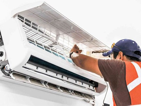 Chính vì thế, các chuyên gia khuyên, trước khi tái sử dụng lại điều hòa nhiệt độ, một việc làm đơn giản nhưng rất quan trọng đấy là vệ sinh/bảo dưỡng điều hòa. Nếu không có điều kiện gọi thợ chuyên nghiệp, bạn cũng có thể tự vệ sinh điều hòa theo 5 bước.