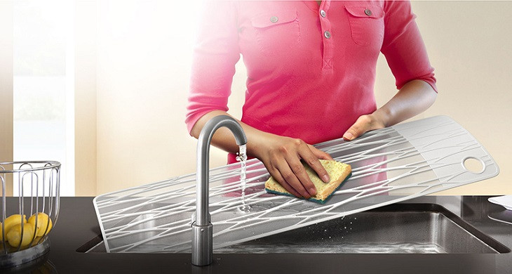 Bước 2: Vệ sinh lưới lọc: Khi làm vệ sinh, bạn tháo lưới lọc ra và ngâm chúng trong nước, đồng thời dùng miếng rửa chén để cọ rửa nhẹ nhàng, loại bỏ bụi bẩn. Sau đó để lưới lọc thật khô ráo.