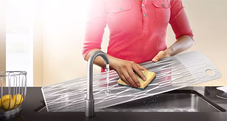 Bước 2: Vệ sinh lưới lọc: Khi làm vệ sinh, bạn tháo lưới lọc ra và ngâm chúng trong nước, đồng thời dùng miếng rửa chén để cọ rửa nhẹ nhàng, loại bỏ bụi bẩn. Sau đó để lưới lọc thật khô ráo.