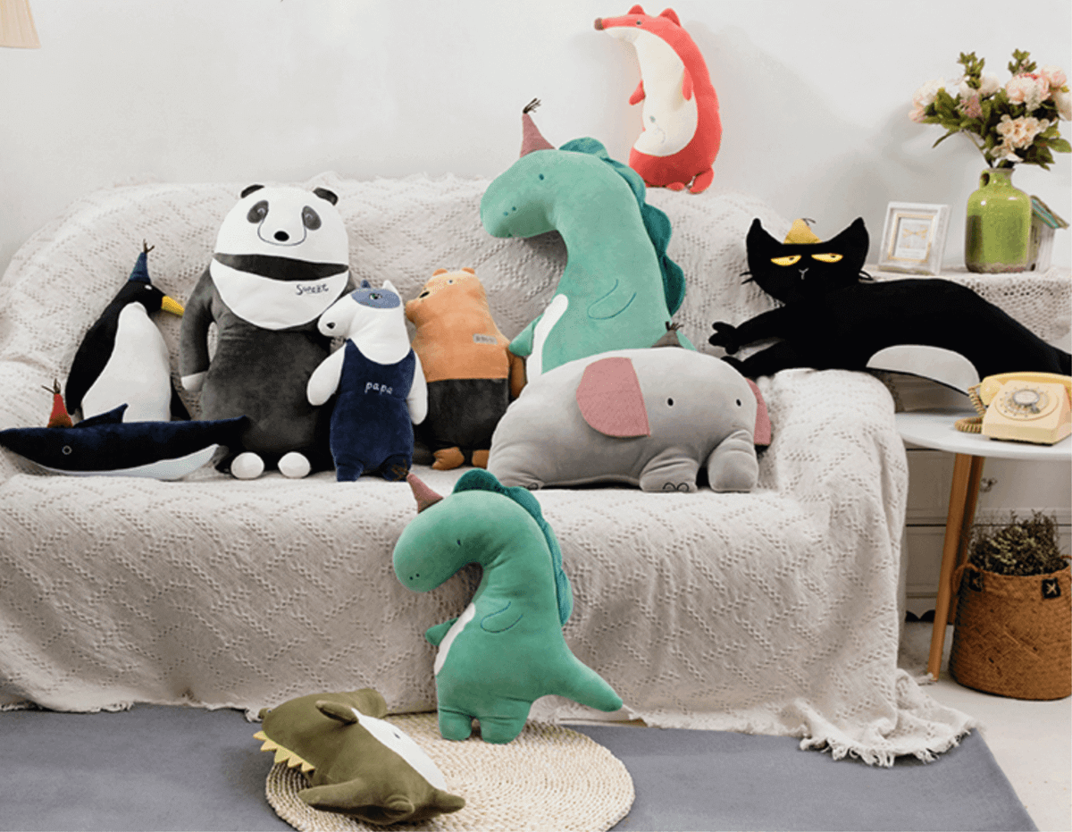 Hầu hết các loại thú nhồi bông có cấu tạo gồm lớp lông phía ngoài bằng chất liệu sợi tơ hóa học còn phía trong nhồi bông hóa học. Chất liệu này rất dễ bám bụi bẩn, vi khuẩn, nấm mốc, mạt, rệp... 