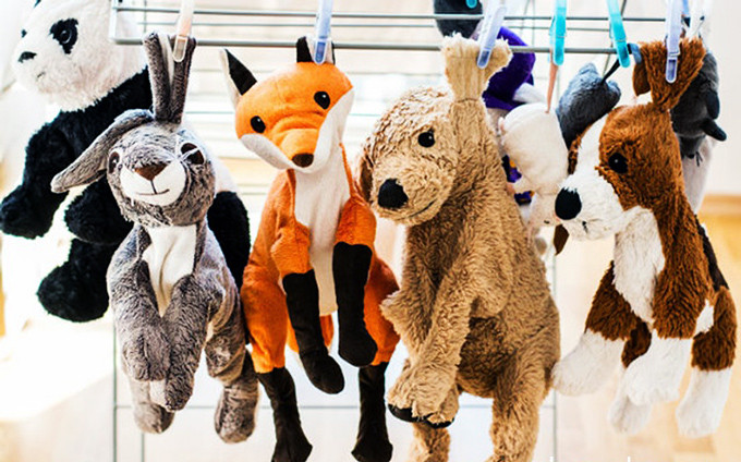 Sau khi giặt sạch hãy phơi khô dưới ánh nắng Mặt trời. Ánh nắng Mặt trời không chỉ giúp làm khô thú nhồi bông mà còn giúp diệt trừ vi khuẩn, nấm mốc, mạt rệp còn sót lại trong thú nhồi bông.