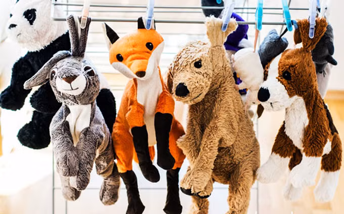 Sau khi giặt sạch hãy phơi khô dưới ánh nắng Mặt trời. Ánh nắng Mặt trời không chỉ giúp làm khô thú nhồi bông mà còn giúp diệt trừ vi khuẩn, nấm mốc, mạt rệp còn sót lại trong thú nhồi bông.