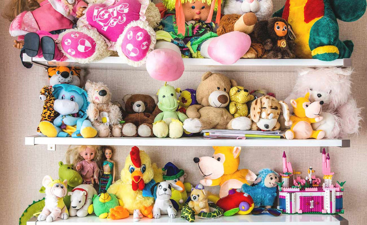 Điều đáng nói thú nhồi bông thường bị vứt vạ vật trên sàn nhà khiến cho vi khuẩn, bụi bẩn, nấm mốc có cơ hội tích tụ. 