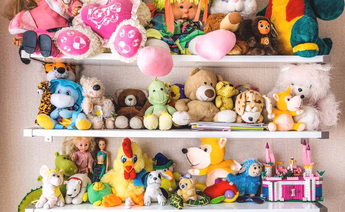 Điều đáng nói thú nhồi bông thường bị vứt vạ vật trên sàn nhà khiến cho vi khuẩn, bụi bẩn, nấm mốc có cơ hội tích tụ. 