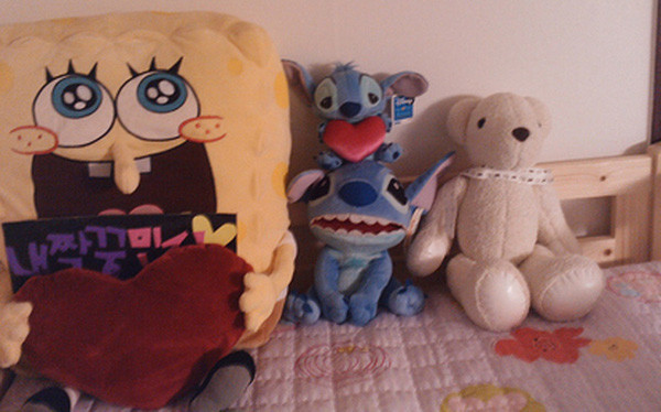 Với những chú gấu bông cỡ lớn và nhiều ruột bông gòn ở phía trong, bạn nên dùng kéo rạch một đường nhỏ ở phần lưng. Móc hết ruột bông gòn và thực hiện vệ sinh như bình thường. 