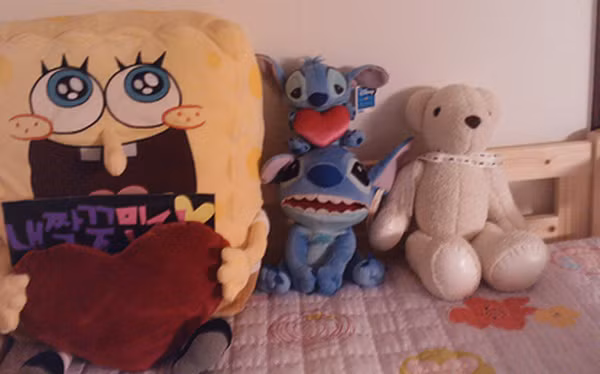 Với những chú gấu bông cỡ lớn và nhiều ruột bông gòn ở phía trong, bạn nên dùng kéo rạch một đường nhỏ ở phần lưng. Móc hết ruột bông gòn và thực hiện vệ sinh như bình thường. 