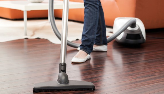 Hạn chế ô nhiễm không khí trong nhà ở mức thấp: Chỉ sử dụng máy lọc không khí có thể vẫn chưa đủ. Luôn làm sạch các phòng - nhưng không sử dụng máy hút bụi trừ khi máy hút bụi của bạn có bộ lọc HEPA. Sử dụng máy hút bụi có thể khuấy động những hạt bụi đã tồn tại sẵn ở trong nhà. Lau ướt có thể giúp giảm lượng bụi. 