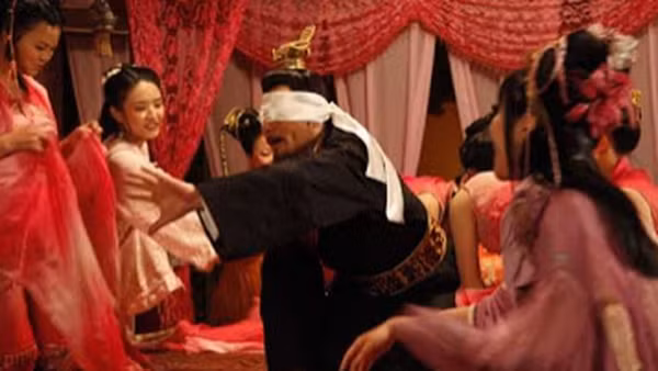 Khoảng thời gian đầu lên ngôi, Tương Dực tỏ ra mình là một vị minh quân, nhưng càng về sau ông càng sa đà vào việc chơi bời xa xỉ, trụy lạc, bỏ bê việc nước.