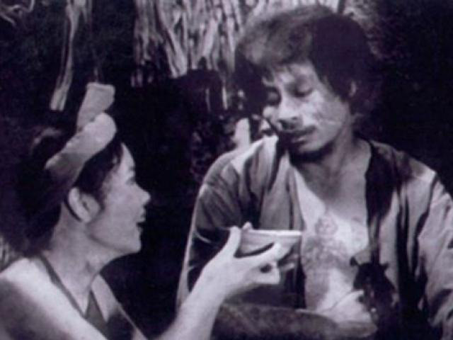 Điều đáng nói khi nhìn thấy Thị Nở, Chí Phèo lại thấy cái gì rộn rạo ran khắp người và “Bỗng nhiên hắn run run”. Thị Nở cũng vậy, khi Chí Phèo sấn tới “Thị Nở bỗng nhiên bật cười. Thị Nở vừa rủa vừa đập tay lên lưng hắn. Nhưng đó là cái đập yêu, bởi vì đập xong, cái tay ấy lại giúi lưng hắn xuống. Và chúng cười với nhau...”.