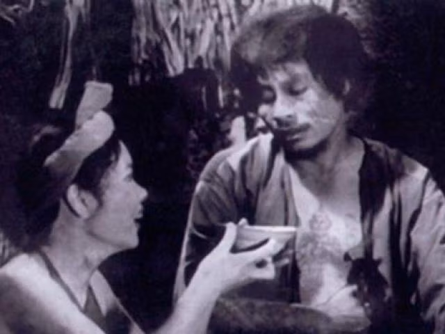 Điều đáng nói khi nhìn thấy Thị Nở, Chí Phèo lại thấy cái gì rộn rạo ran khắp người và “Bỗng nhiên hắn run run”. Thị Nở cũng vậy, khi Chí Phèo sấn tới “Thị Nở bỗng nhiên bật cười. Thị Nở vừa rủa vừa đập tay lên lưng hắn. Nhưng đó là cái đập yêu, bởi vì đập xong, cái tay ấy lại giúi lưng hắn xuống. Và chúng cười với nhau...”.