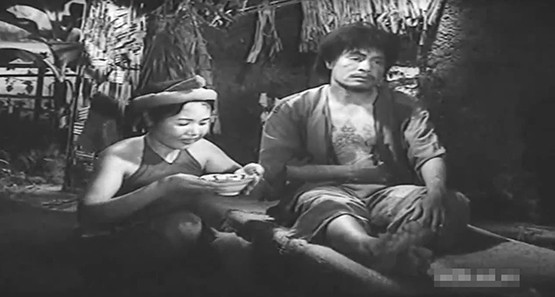 Sau khi “yêu” nhau, gần sáng Chí bị cảm và được Thị Nở, người đàn bà xấu ma chê quỷ hờn cho ăn bát cháo hành.