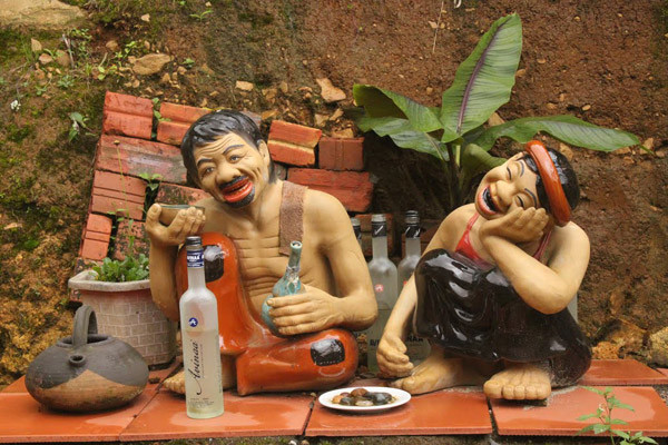 Truyện ngắn Chí Phèo nguyên bản có tên là Cái lò gạch cũ, khi in thành sách lần đầu năm 1941, Nhà Xuất bản Đời mới – Hà Nội tự ý đổi tên là Đôi lứa xứng đôi. Tên gọi này hướng người đọc tới mối tình giữa Thị Nở - Chí Phèo. Tên này phù hợp với sở thích người đọc thời đó.