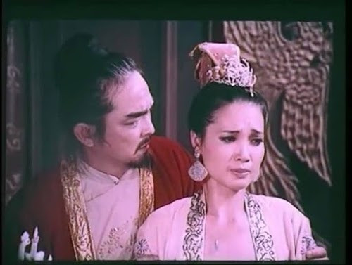 Sách Hoàng Lê nhất thống chí chép: Sau một thời gian giam giữ ngặt, Thị Huệ được cho làm cung tần nội thị, vào Thanh Hóa hầu hạ lăng tẩm chúa Trịnh Sâm. Ở đây, bà ngày đêm gào khóc xin được chết theo chồng. Đến ngày giỗ của chúa Trịnh Sâm, Tuyên phi uống thuộc độc mà chết, được táng cách Vọng lăng (lăng Trịnh Sâm) một dặm.