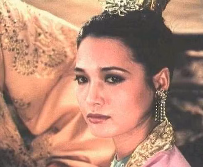 Trong Đêm hội Long Trì, Lê Vân với vẻ đẹp rực rỡ và tài năng diễn xuất tuyệt vời đã hóa thân trọn vẹn thành một Tuyên Phi tuyệt sắc nhưng đầy mưu mô. Thông qua vai diễn của Lê Vân, người xem đã hình dung được vẻ đẹp cũng như tham vong của Tuyên phi họ Đặng.