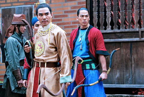 Nhiều nhà sử học đặt câu hỏi, một ông vua có những chính sách nhằm ổn định thể chế chính trị, có tư duy kinh tế để phát triển đất nước liệu có thật sự bất tài, bất nhân, bất nghĩa? (Ảnh: Lê Long Đĩnh trong phim Huyền sử thiên đô).