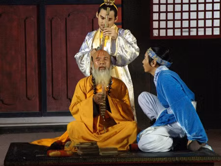 Đặc biệt, vua Lê Long Đĩnh nổi tiếng với việc lấy mía để lên đầu nhà sư mà róc vỏ, rồi thỉnh thoảng giả tảng nhỡ tay bổ dao vào đầu sư chảy máu ra, trông thấy thế làm vui cười. (Ảnh cắt từ phim Về đất Thăng Long tái hiện hình ảnh vua Lê Long Đĩnh độc ác, tàn bạo, bênh hoạn, thích giết người, nhìn thấy máu chảy).