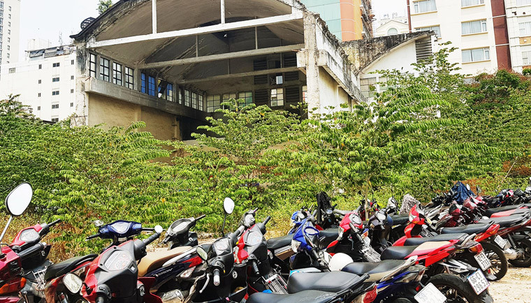 Sau khi dựng hàng rào khu đất bỏ trống, một thời gian cho thuê làm bãi giữ xe, hiện tại bãi giữ xe này đã đóng cửa, khu đất tiếp tục bỏ trống và không có dấu hiệu thi công.