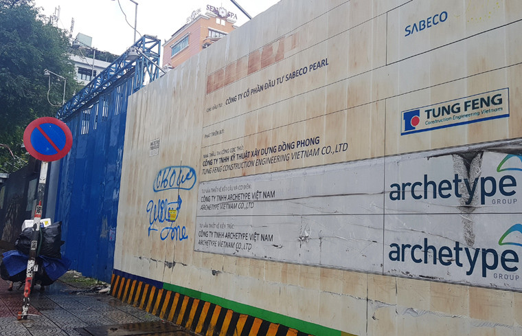 Bảng giới thiệu thông tin quy mô công trình phai nhạt theo thời gian, trong khi khu "đất vàng" nghi bị bán rẻ vẫn còn bỏ trống.