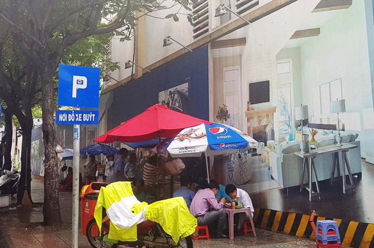 Tuy nhiên đến thời điểm này (ngày 10/7/2018), theo ghi nhận của PV Kiến Thức, khu đất chỉ được bao quanh bằng những hàng rào. Nhiều người bán hàng rong tận dụng lấn chiếm để kinh doanh trông vô cùng nhếch nhác.