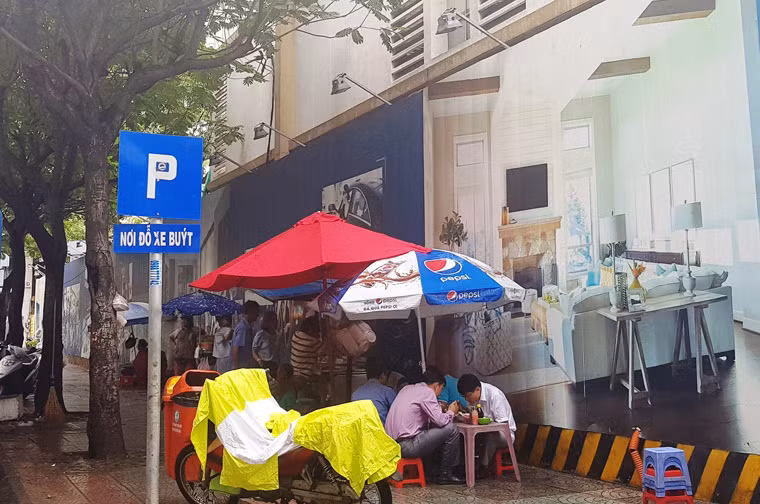 Tuy nhiên đến thời điểm này (ngày 10/7/2018), theo ghi nhận của PV Kiến Thức, khu đất chỉ được bao quanh bằng những hàng rào. Nhiều người bán hàng rong tận dụng lấn chiếm để kinh doanh trông vô cùng nhếch nhác.