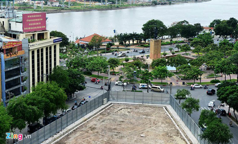 Đặc biệt, khu đất càng có giá trị "đỉnh" hơn khi vị trí mặt tiền đường Công trường Mê Linh đối diện với sông Sài Gòn. Theo một lãnh đạo Cục Công nghiệp (thuộc Bộ Công thương) trả lời báo chí, nhiều cán bộ về hưu có liên quan đã được mời đến để phục vụ công tác xem xét việc Sabeco bán đất vàng. Ảnh: Lê Quân/Zing.