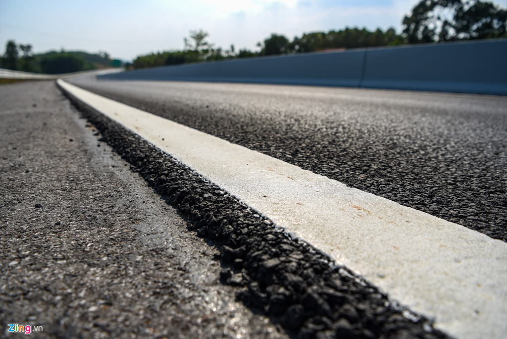 Tính riêng gói thầu xử lý sạt trượt lên tới trên 350 tỷ đồng do Công ty xây dựng phát triển hạ tầng ATV Việt Nam đảm nhận. Đến nay dự án có nhiều điểm đã xử lý hoàn thiện, tuy nhiên còn một số điểm đang được gia cố và xây dựng các phần khung bê tông (Ảnh: Zing.vn).