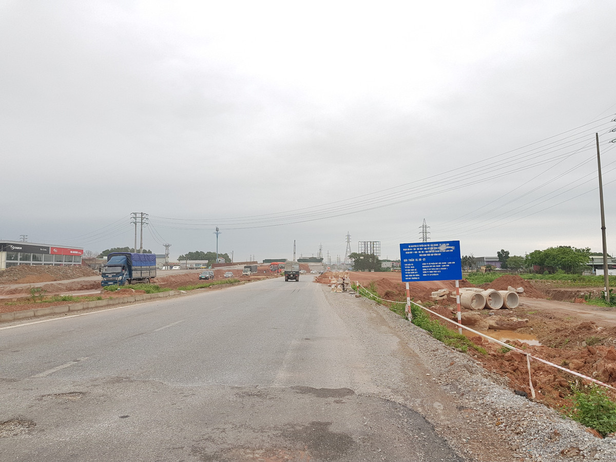 Theo thiết kế, cao tốc rộng 25 m, gồm 4 làn xe và 2 làn dừng khẩn cấp, vận tốc thiết kế 100 km/h. Dự án do Công ty BOT Bắc Giang - Lạng Sơn thuộc tập đoàn Đèo Cả thi công, làm chủ đầu tư. (Ảnh: Tuổi trẻ thủ đô).