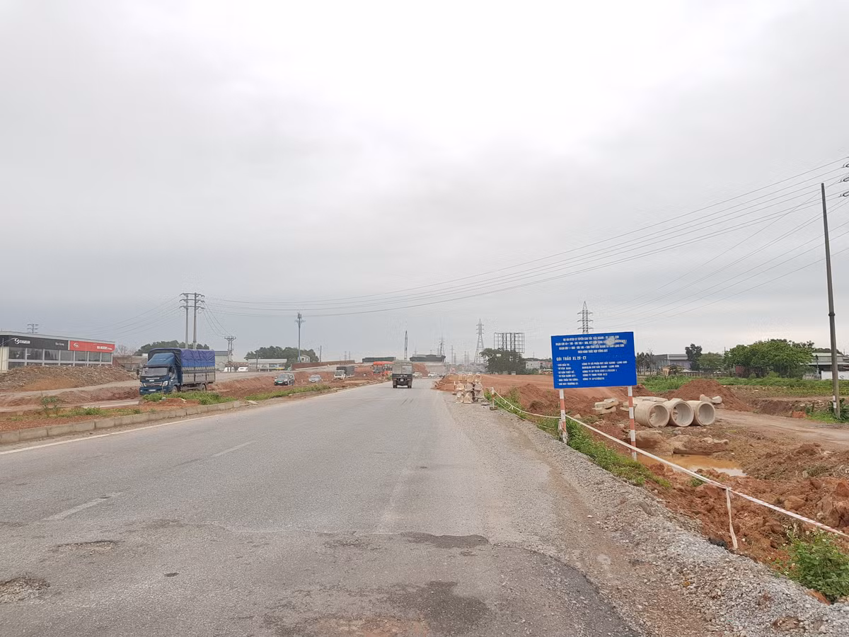 Theo thiết kế, cao tốc rộng 25 m, gồm 4 làn xe và 2 làn dừng khẩn cấp, vận tốc thiết kế 100 km/h. Dự án do Công ty BOT Bắc Giang - Lạng Sơn thuộc tập đoàn Đèo Cả thi công, làm chủ đầu tư. (Ảnh: Tuổi trẻ thủ đô).