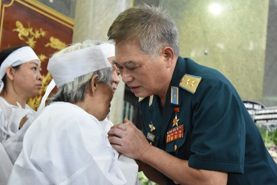 Người thân và bạn bè đau xót trước sự ra đi của phi công huyền thoại (Ảnh: SGGP).