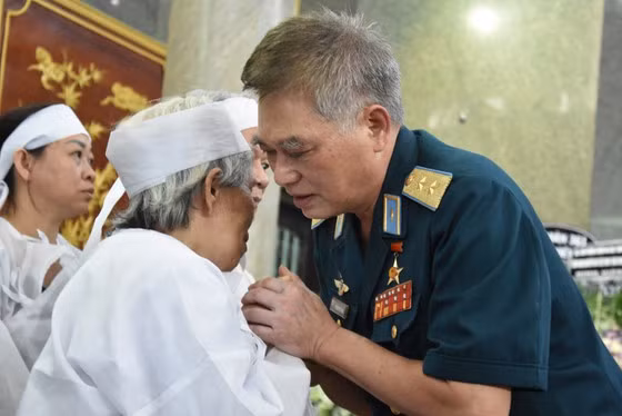 Người thân và bạn bè đau xót trước sự ra đi của phi công huyền thoại (Ảnh: SGGP).