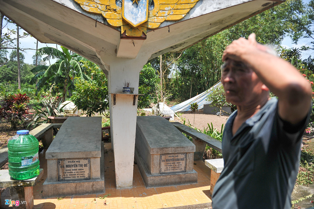 Ông Bảy là một trong 19 phi công Việt Nam đạt đẳng cấp ACES - danh hiệu có từ Chiến tranh thế giới thứ hai dành cho những phi công lái máy bay quân sự có số lần bắn hạ máy bay đối phương đạt con số từ năm trở lên. Ảnh: Mộ phần hai cụ thân sinh của ông Bảy (Nguồn: Zing).