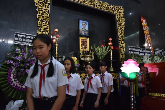 Trước đó ngày 16/9, ông Nguyễn Văn Bảy đột ngột bị ngất khi đang làm vườn nhà ở Đồng Tháp do xuất huyết não. Phi công huyền thoại này sau đó được chuyển đến Bệnh viện Quân y 175 cấp cứu. Sau 3 ngày điều trị, tình hình sức khỏe bệnh nhân có cải thiện nhưng không thể can thiệp phẫu thuật (Ảnh: SGGP).