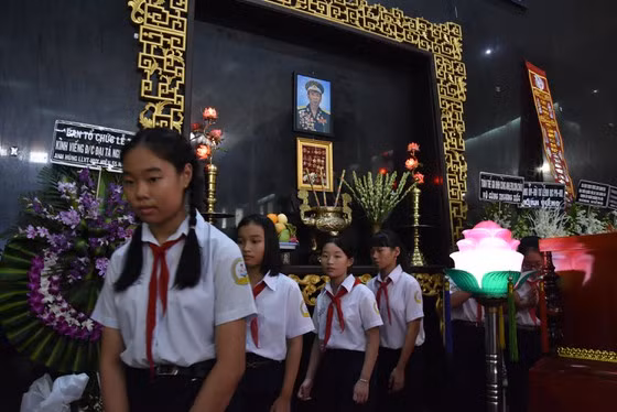 Trước đó ngày 16/9, ông Nguyễn Văn Bảy đột ngột bị ngất khi đang làm vườn nhà ở Đồng Tháp do xuất huyết não. Phi công huyền thoại này sau đó được chuyển đến Bệnh viện Quân y 175 cấp cứu. Sau 3 ngày điều trị, tình hình sức khỏe bệnh nhân có cải thiện nhưng không thể can thiệp phẫu thuật (Ảnh: SGGP).