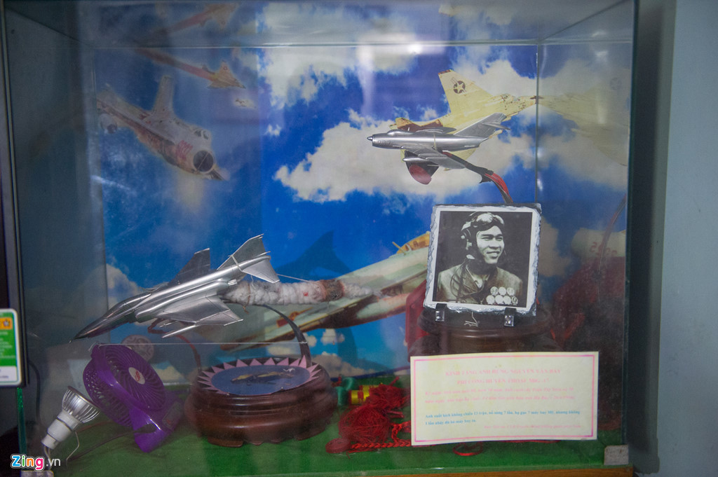 Trong hai năm 1966-1967, ông Nguyễn Văn Bảy đã lái chiếc MiG17 xuất kích 94 lần, 13 lần nổ súng và bắn rơi bảy máy bay Mỹ (gồm hai chiếc F-105 và năm chiếc F-4) trong kháng chiến chống Mỹ và được phong Anh hùng lực lượng vũ trang nhân dân Việt Nam (Ảnh: Zing).