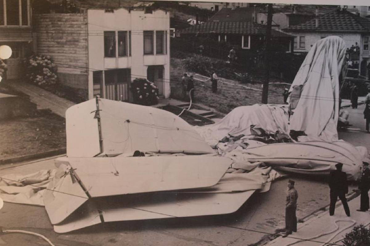 Một số giả thuyết được đưa ra để giải thích vụ tai nạn khinh khí cầu "ma". Trong đó, một vài người cho rằng có thể 2 thành viên bị rơi ra khỏi khinh khí cầu do gặp thời tiết xấu hoặc hỏng hóc động cơ.