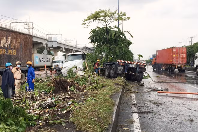 Xe container gay tai nan lien hoan tren Xa lo Ha Noi