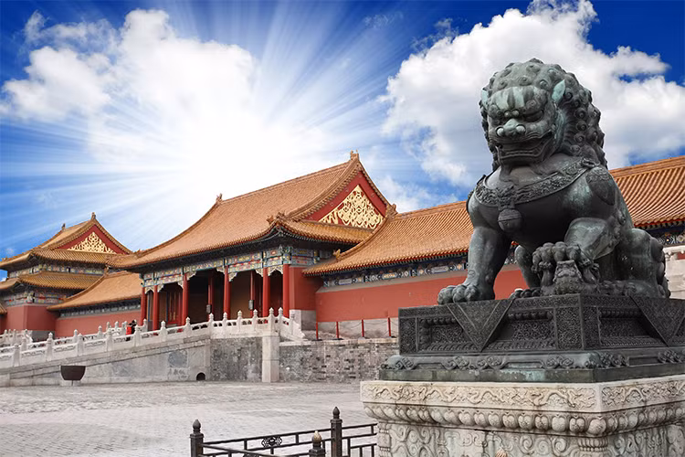 Theo quan niệm của người Trung Quốc thời phong kiến, 2 bên sườn của lối đi lên cung điện hoặc trên nóc mỗi toà nhà là dãy linh vật. Ở cung nào càng có nhiều linh vật thì chứng tỏ nơi đó rất quan trọng và ngược lại.