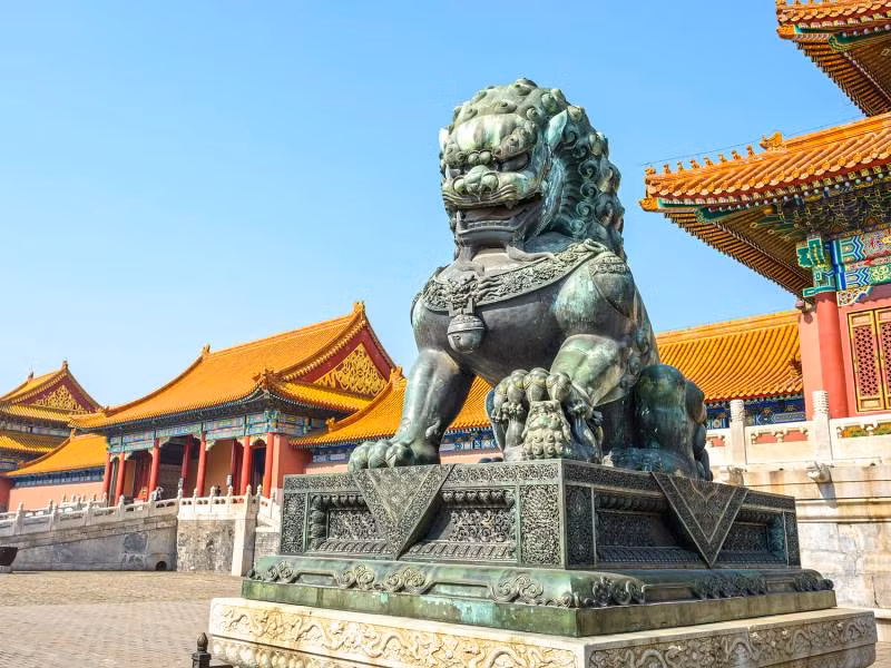 Ở 2 bên sườn của lối đi lên những cung điện lớn trong Tử Cấm Thành, đôi sư tử được đặt lên giống như những người canh gác. Trong 2 sư tử, con vật giẫm một chân lên quả cầu hoa ở bên phải là sư tử đực. Nó tượng trưng cho sự thống nhất thiên hạ và thế giới vĩnh hằng.