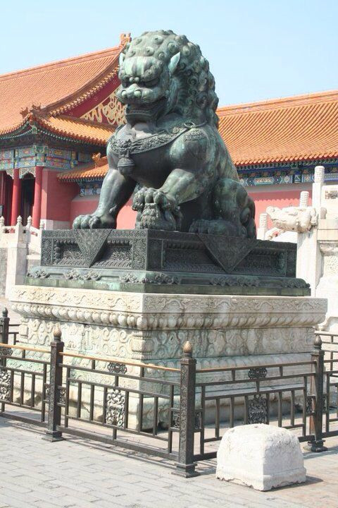 Con sư tử giẫm lên đàn sư tử con ở bên trái là giống cái. Nó tượng trưng cho sự thịnh vượng của những người thừa kế dòng máu hoàng tộc quyền lực trong suốt nhiều thế hệ.