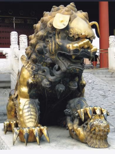 Theo quy định của nhà Minh và nhà Thanh, các phi tần, thậm chí là hoàng hậu cũng không được phép can dự vào chuyện triều chính. Do đó, việc đặt đôi sư tử cụp tai ở 2 bên sườn của lối đi lên cung Càn Thanh như một lời cảnh báo các phi tần cần biết rõ thân phận của mình.