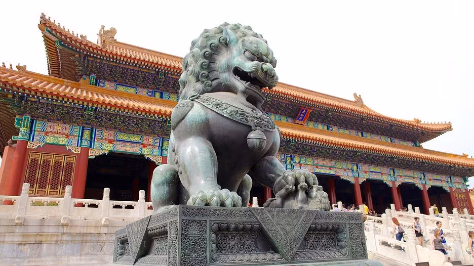 Trong số các linh vật được bố trí tại các cung điện trong Tử Cấm Thành có sư tử. Loài vật này tượng trưng cho sự dũng cảm và uy nghiêm.