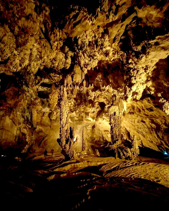 Động Ngườm Ngao là một trong những điểm di sản ấn tượng, thu hút du khách khám phá ở Công viên địa chất Non nước Cao Bằng. Theo trang thông tin giới thiệu, động Ngườm Ngao tiếng Tày có nghĩa là động Hổ, do một dòng suối ngầm ở đây chảy rì rầm ngày đêm, phát ra âm thanh vọng vào vách hang nghe như tiếng hổ gầm. Theo kết quả khảo sát gần đây, động Ngườm Ngao dài gần 2.770 m, hiện mới khai thác du lịch một đoạn hang dài gần 950 m. Ảnh: Bohdan.salamakha.