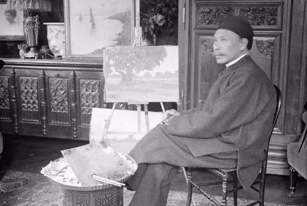 Trong thời gian bị lưu đày, vua Hàm Nghi học vẽ với thầy Maurius Reynaud và học tạc tượng với nhà điêu khắc lừng danh của Pháp Auguste Rodin. Trong năm 1889, vua Hàm Nghi từng đến Paris xem triển lãm của họa sĩ Pall Gauguin.