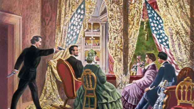 Trong lúc đội cận vệ ra ngoài, John Wilkes Booth sử dụng một khẩu súng lục Derringer bắn vào sau đầu Tổng thống Lincoln.